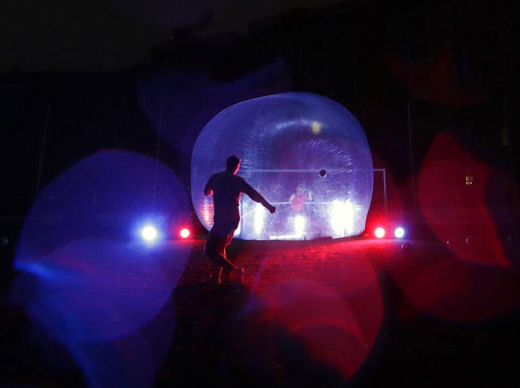 Ingatkan Jaga Jarak, Para Pemain Bola Ini Berada di Gelembung