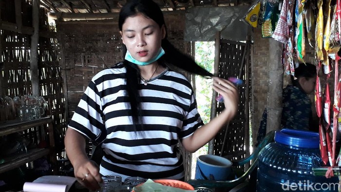 Sosok Laila berhasil mencuri atensi publik. Gadis cantik itu viral saat membantu ibunya berjualan kopi di kawasan Bojonegoro. Berikut potretnya.