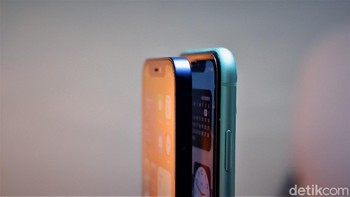 Bila iPhone 12 punya tepian data, iPhone 11 punya tepian melengkung. Foto: Adi Fida Rahman/detikINET