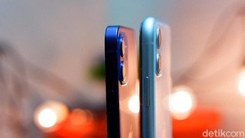 Kedua ponsel ini punya dua kamera di bagian belakangnya. Namun Apple bilang menempatkan sensor baru pada iPhone 12. Foto: Adi Fida Rahman/detikINET