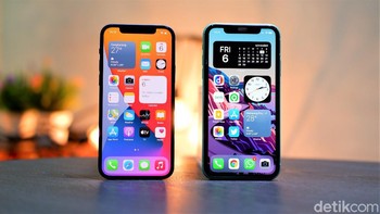 Layar iPhone 12 (kiri) dan iPhone 11 (kanan) sama-sama 6,1 inch. Foto: Adi Fida Rahman/detikINET
