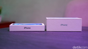 Lantaran Apple memangkas charger dan earpod membuat kotak kemasan iPhone 12 lebih kecil setengah dari iPhone 11. Foto: Adi Fida Rahman/detikINET