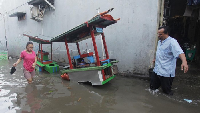 Hujan deras yang mengguyur Jakarta saat siang tadi membuat sejumlah kawasan di Ibu Kota terendam banjir. Salah satunya kawasan Kemang Utara.