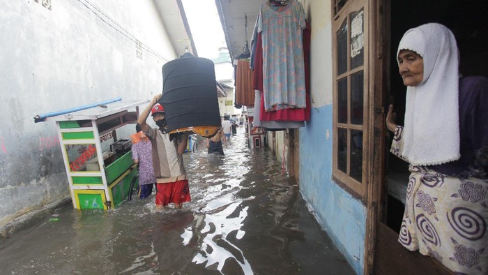 Hujan deras yang mengguyur Jakarta saat siang tadi membuat sejumlah kawasan di Ibu Kota terendam banjir. Salah satunya kawasan Kemang Utara.