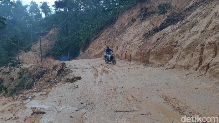 Ibu hamil ditandu gegara jalan rusak di Kabupaten Lebak, Banten. ini penampakannya.