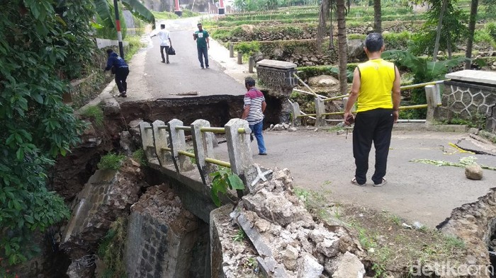 Jembatan penghubung antar desa di Kuningan ambruk.