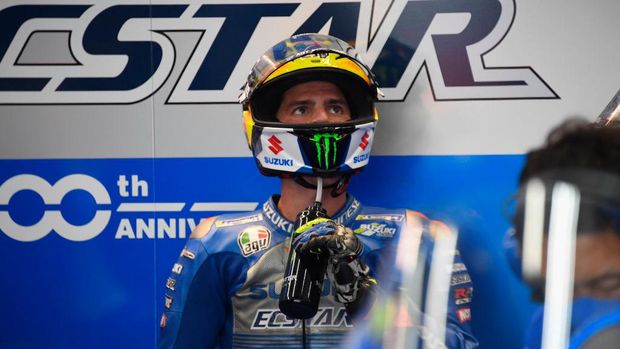 VALENCIA, SPAIN - NOVEMBER 06: Joan Mir of Spain and Team Suzuki ECSTAR drinks in box during the free practice for the MotoGP of Europe at Comunitat Valenciana Ricardo Tormo Circuit on November 06, 2020 in Valencia, Spain. (Photo by Mirco Lazzari gp/Getty Images)