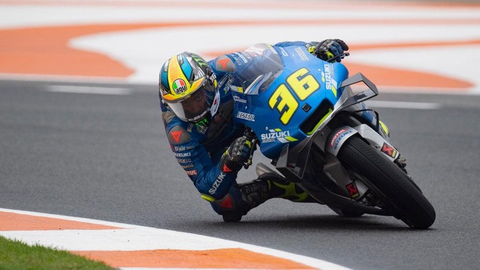 VALENCIA, SPAIN - NOVEMBER 06: Joan Mir of Spain and Team Suzuki ECSTAR rounds the bend during the free practice for the MotoGP of Europe at Comunitat Valenciana Ricardo Tormo Circuit on November 06, 2020 in Valencia, Spain. (Photo by Mirco Lazzari gp/Getty Images)