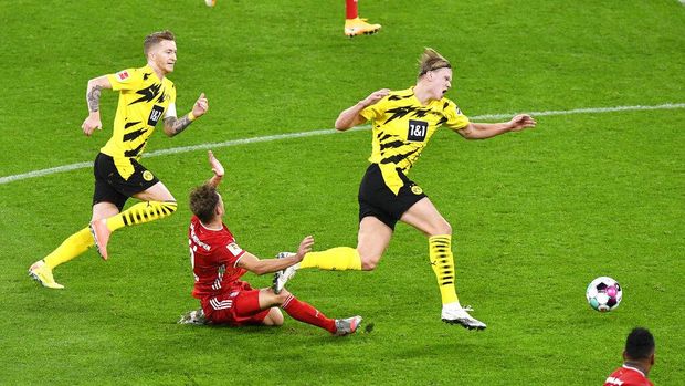 Joshua Kimmich Dortmund's Marco Reus, left, Dortmund's Erling Haaland, right, and Bayern's Joshua Kimmich challenge for the ball during the German Bundesliga soccer match between Borussia Dortmund and Bayern Munich in Dortmund, Germany, Saturday, Nov. 7, 2020. (AP Photo/Martin Meissner, Pool)