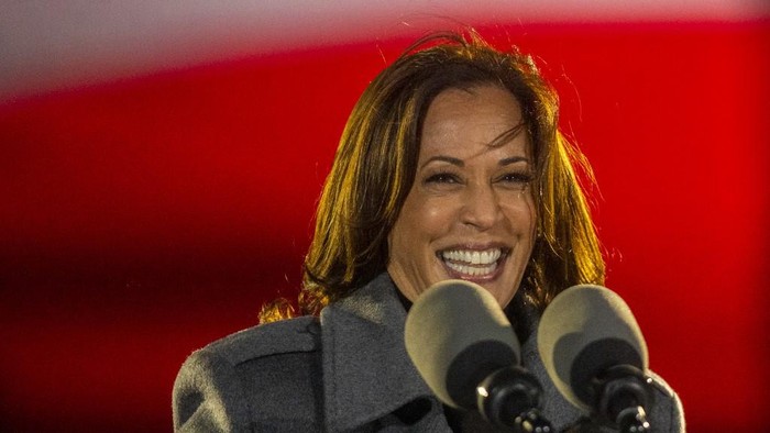 PHILADELPHIA, PA - NOVEMBER 02: Democratic vice presidential nominee Sen. Kamala Harris (D-CA) addresses supporters at a drive-in election eve rally on November 2, 2020 in Philadelphia, Pennsylvania. Democratic presidential nominee Joe Biden, who is originally from Scranton, Pennsylvania, remains ahead of President Donald Trump by about six points, according to a recent polling average. With the election tomorrow, Trump held four rallies across Pennsylvania over the weekend, as he vies to recapture the Keystone States vital 20 electoral votes. In 2016, he carried Pennsylvania by only 44,292 votes out of more than 6 million cast, less than a 1 percent differential, becoming the first Republican to claim victory here since 1988.   Mark Makela/Getty Images/AFP