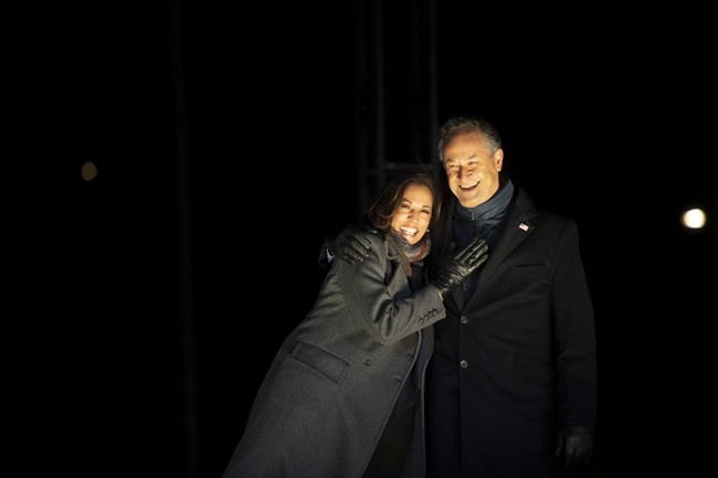 Kamala Harris merupakan istri dari Douglas Emhoff. Dia dinikahi Douglas yang berprofesi sebagai pengacara pada 2014. Dari pernikahan tersebut, Kamala belum memiliki anak. Namun dia sudah menjadi ibu dua anak dari pernikahan Douglas sebelum dengannya. Foto: AFP/Mark Makela