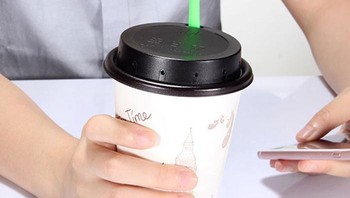 Kamera pengintai di cup minuman. Foto: Bored Panda