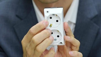 SSCTV di colokam listrik. Foto: Bored Panda