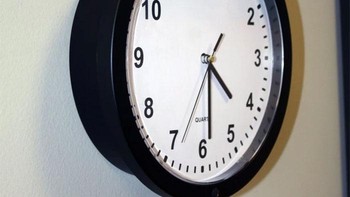 Kamera pengintai di jam dinding.. Foto: Bored Panda