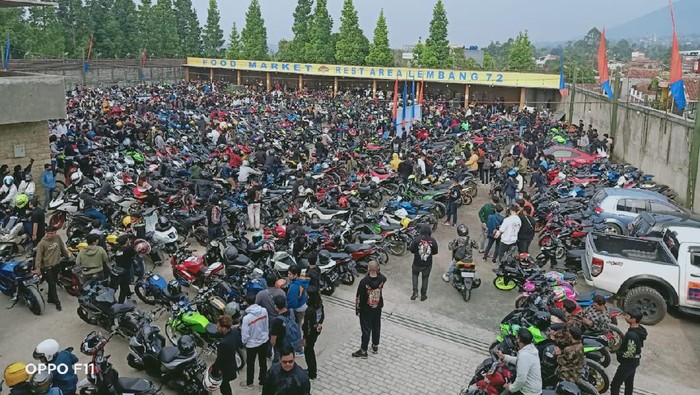 Kopdar komunitas motor di Lembang dibubarkan polisi.