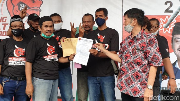 Relawan PDI Perjuangan non terstruktur, Banteng Ketaton Kota Surabaya, mendeklarasikan dukungan untuk paslon nomor urut 02 di Pilwali Kota Surabaya, Machfud Arifin-Mujiaman (Maju). Machfud mengaku terharu mendapatkan dukungan ini.