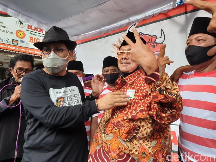 Relawan PDI Perjuangan non terstruktur, Banteng Ketaton Kota Surabaya mendeklarasikan dukungan ke paslon nomor urut 02 di Pilwali Kota Surabaya, Machfud Arifin-Mujiaman (Maju). Deklarasi ini menargetkan peralihan suara pemilih PDI Perjuangan.