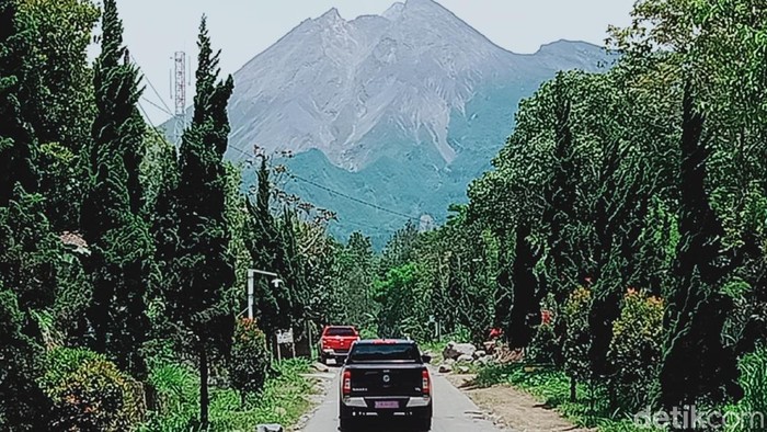 Sejumlah warga di kawasan rawan bencana Gunung Merapi tampak beraktivitas normal. Sebagian warga datang untuk bekerja dan saat sore hari kembali ke pengungsian.