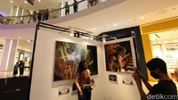 Tak sedikit pengunjung mal yang mampir sejenak untuk melihat beragam foto wayang yang dipamerkan di sana. Ada pula pengunjung yang berfoto dengan latar beragam lukisan wayang di pameran tersebut.