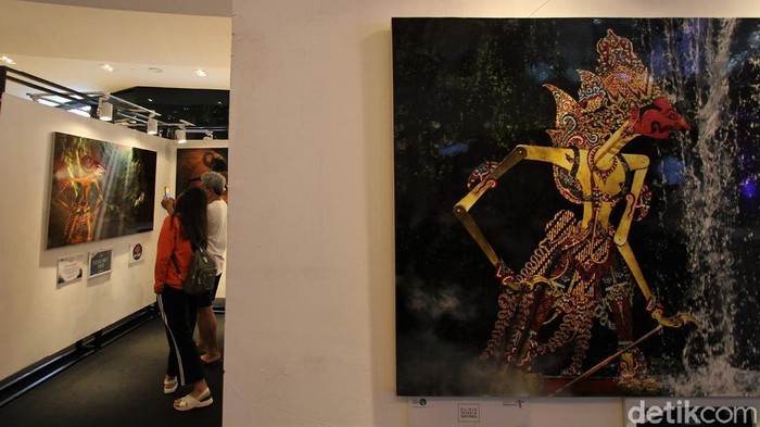Di tengah momen perayaan Hari Wayang Sedunia, sebuah pameran terkait wayang digelar di Solo. Pameran itu memamerkan beragam foto mengenai wayang.
