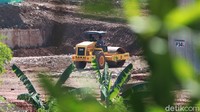 Terlihat alat berat sedang melakukan penataan tanah urukan, meratakan dan memadatkan tanah yang ada di kawasan itu. 