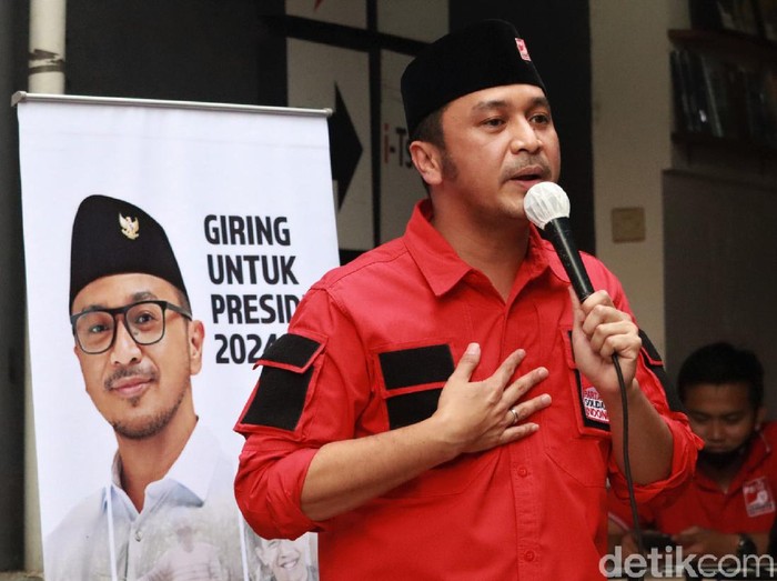Plt Ketum PSI Giring Ganesha berkunjung ke Kantor DPW PSI Jabar di Bandung. Di sana ia bicara terkait rencananya maju dalam kontestasi Pilpres tahun 2024.