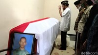 Pantauan detikcom, jenazah tiba di rumah duka di Gang Sindoro IV RT 005/ RW 005 Kelurahan Gombong, Kecamatan Gombong, Kabupaten Kebumen sekitar pukul 09.30 wib. Kedatangan jenazah langsung disambut isak tangis oleh keluarga, kerabat dan teman sejawat. Setelah diturunkan dari ambulans, jenazah kemudian disemayamkan di rumah duka untuk disalatkan.