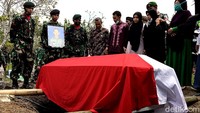 Upacara pemakaman secara militer dipimpin langsung oleh Dandim 0709/Kebumen Letkol Kav MS Prawiranegara Matondang. Dalam prosesi itu, Dandim juga membacakan Skep kenaikan pangkat almarhum dari Pratu menjadi Praka Anumerta.