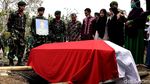 Momen Pemakaman Pratu Firdaus Korban Penembakan di Papua