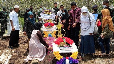 Momen Pemakaman Pratu Firdaus Korban Penembakan di Papua