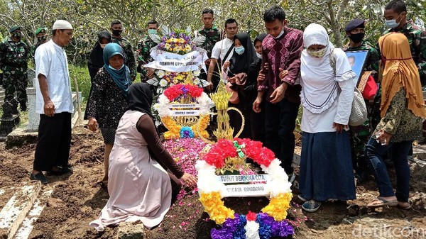 Momen Pemakaman Pratu Firdaus Korban Penembakan di Papua