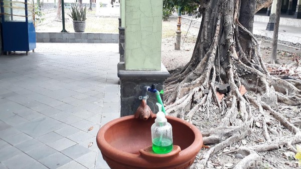 Sama seperti kebanyakan tempat wisata lain, Museum Wayang Kekayon juga menerapkan protokol kesehatan yaitu wajib cuci tangan di wastafel. Terdapat tujuh unit dalam gedung pameran. Masing-masing unit memiliki cerita dan periodesasi koleksi wayang. (Kristina/detikcom) Sama seperti kebanyakan tempat wisata lain, Museum Wayang Kekayon juga menerapkan protokol kesehatan yaitu wajib cuci tangan di wastafel. Terdapat tujuh unit dalam gedung pameran. Masing-masing unit memiliki cerita dan periodesasi koleksi wayang. (Kristina/detikcom)