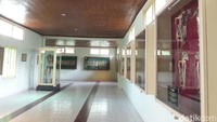 Museum Wayang Kekayon buka hari Senin-Jumat pukul 08.30-14.00 dan hari Sabtu pukul 08.30-12.00. Untuk hari Minggu dan hari libur tutup, kecuali sudah reservasi. Di masa pandemi, harga tiket mengalami kenaikan. Untuk pengunjung baik umum/pelajar dan mancanegara dikenakan tarif Rp 20.000, sementara untuk tiket kamera Rp 10.000. (Kristina/detikcom)