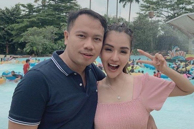 Setelah berpisah dengan Angel Lelga, Vicky Prasetyo dikabarkan kembali menjalin asmara dengan Anggia Chan. Keduanya bahkan sempat menggelar acara lamaran dan berniat menikah. Namun pada akhirnya Vicky dan Anggia diketahui hanya memiliki hubunggan settingan. Foto: Instagram/anggia_chan