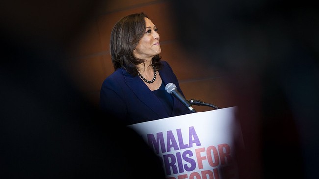 Dikenal luas dengan nama Kamala Harris, wapres AS berusia 56 tahun ini memiliki nama lengkap yakni Kamala Devi Harris. Nama depannya, Kamala, memiliki makna yang indah. Dalam bahasa Sansekerta, Kamala mengandung arti lotus atau bunga teratai. Kamala juga julukan lain untuk Lakshmi, dewi kesejahteraan, keberuntungan dan keindahan dalam agama Hindu. Foto: BBC World