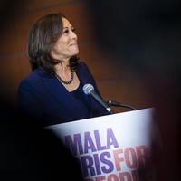 Dikenal luas dengan nama Kamala Harris, wapres AS berusia 56 tahun ini memiliki nama lengkap yakni Kamala Devi Harris. Nama depannya, Kamala, memiliki makna yang indah. Dalam bahasa Sansekerta, Kamala mengandung arti lotus atau bunga teratai. Kamala juga julukan lain untuk Lakshmi, dewi kesejahteraan, keberuntungan dan keindahan dalam agama Hindu. Foto: BBC World