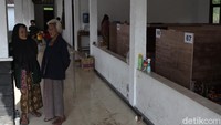 Di Balai Desa Glagaharjo sendiri tersedia 71 bilik pengungsian berukuran 1,5 meter x 2 meter yang dipersiapkan untuk para pengungsi.