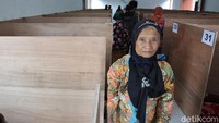Sejumlah warga tampak beraktivitas di bilik pengungsian yang berada di Balai Desa Glagaharjo.