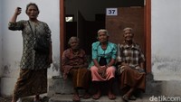 Para pengungsi menempati bilik-bilik pengungsian yang disediakan di Balai Desa Glagaharjo.