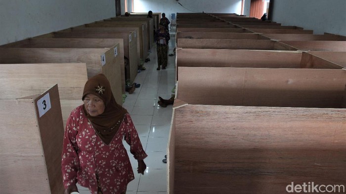Penampakan Bilik Pengungsi Merapi di Glagaharjo Sleman Sejumlah warga di Sleman mengungsi menyusul ditingkatkannya status Gunung Merapi jadi siaga. Pengungsian pun dibentuk jadi bilik sebagai upaya pencegahan Corona