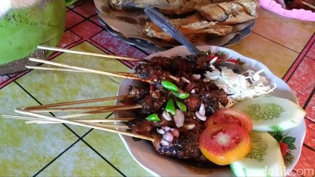 Pencinta Seafood Wajib Cicip Sate Gurita Pacitan yang Gurih Empuk