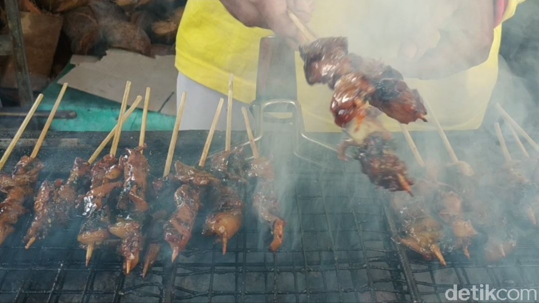 Pencinta Seafood Wajib Cicip Sate Gurita Pacitan yang Gurih Empuk
