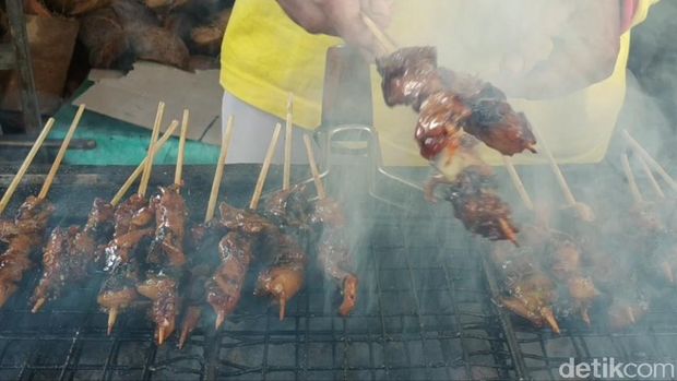 Pencinta Seafood Wajib Cicip Sate Gurita Pacitan yang Gurih Empuk