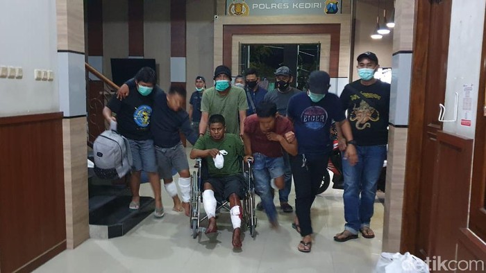 Komplotan perampok nasabah bank dibekuk Tim Resmob Polres Kediri. Polisi terpaksa melumpuhkan komplotan ini karena berusaha melawan dan kabur saat akan ditangkap.