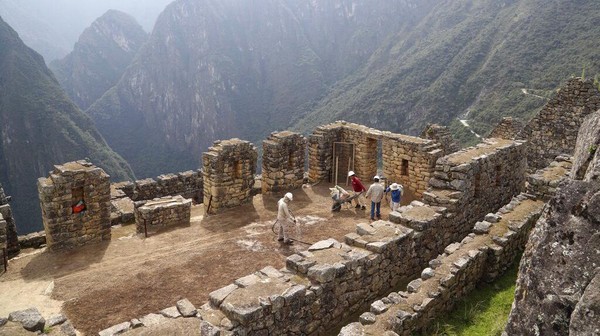 Macchu Picchu, Peru. Selain Tibet, pilot dilarang menerbangkan pesawat mereka ke Macchu Picchu. Alasannya, karena ingin menjaga situs bersejarah ini dari polusi. Alasan lainnya juga karena di sini pilot tidak bisa melakukan pendaratan darurat karena akan merusak situs tersebut. Foto: AP Photo/Martin Mejia 