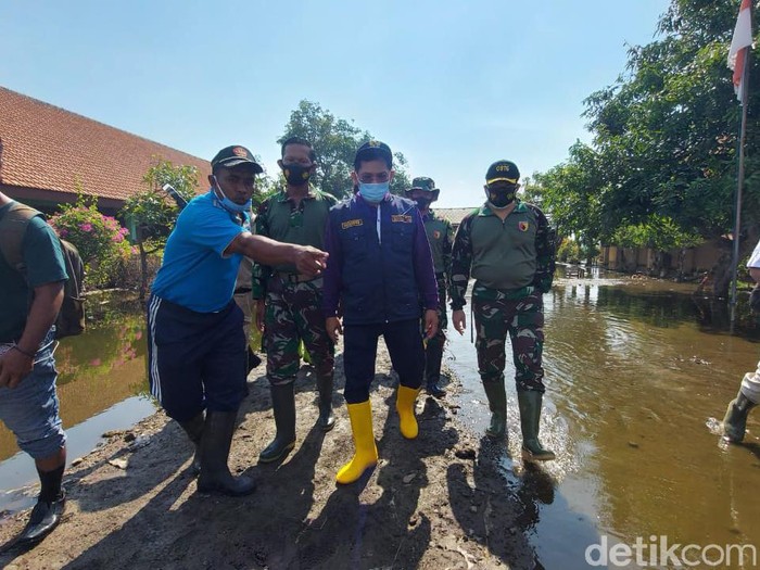 Pj Sidoarjo Hudiyono bakal membangun waduk untuk penanganan banjir jangka panjang. Hal itu ia ungkapkan saat meninjau lokasi terdampak banjir tiga desa di Kecamatan Tanggulangin.
