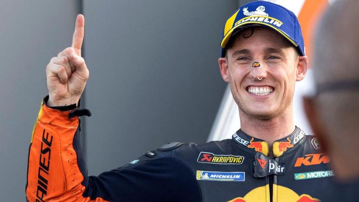 Pol Espargaro VALENCIA, SPAIN - NOVEMBER 07: Pol Espargaro of Spain and Red Bull KTM Factory Racing celebrates the pole position at the end of the MotoGP qualifying practice during the qualifying for the MotoGP of Europe at Comunitat Valenciana Ricardo Tormo Circuit on November 07, 2020 in Valencia, Spain. (Photo by Mirco Lazzari gp/Getty Images)