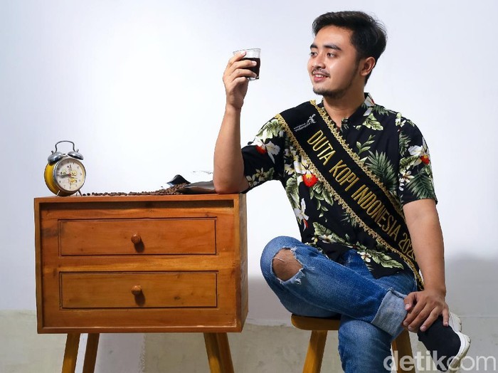 Bripda Bima memiliki pembawaan yang tenang, saat ngobrol pun tak banyak kalimat yang terdengar. Tapi saat topik pembicaraan beralih ke kopi, semangatnya bangkit.