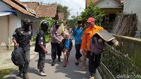 Evakuasi ini dilakukan, kata dia, atas kesadaran sendiri karena merasa khawatir kejadian erupsi Gunung Merapi 2010.