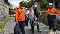 Masyarakat ini mengungsi atas kesadaran sendiri. Beberapa warga khawatir jika ada apa-apa atau Gunung Merapi erupsi. Kaum rentan sudah diamankan, pungkasnya.
